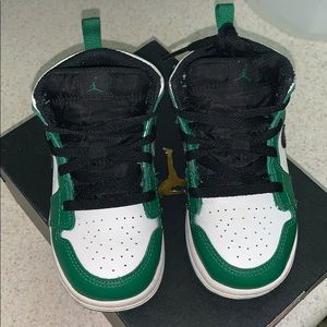 AJ1 PINE MID